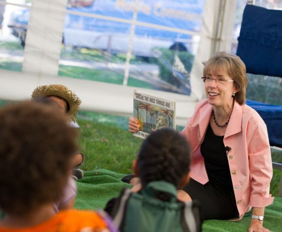 Pamela Eibeck reading to children