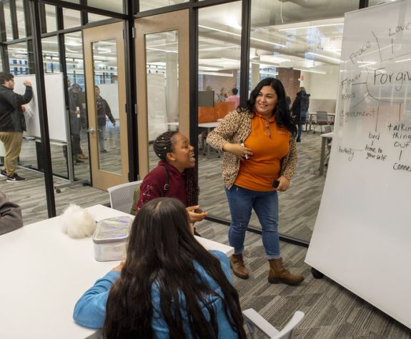 Pacific psychology student works with middle school children