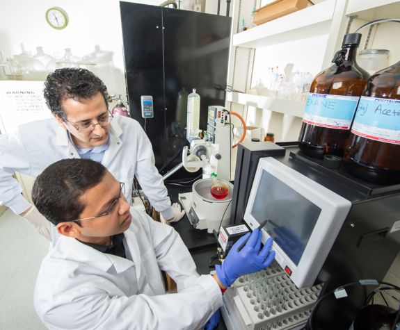 Mamoun M. Alhamadsheh in lab with research assistant 