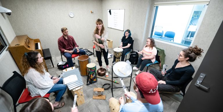 Raquel Ravaglioli teaching