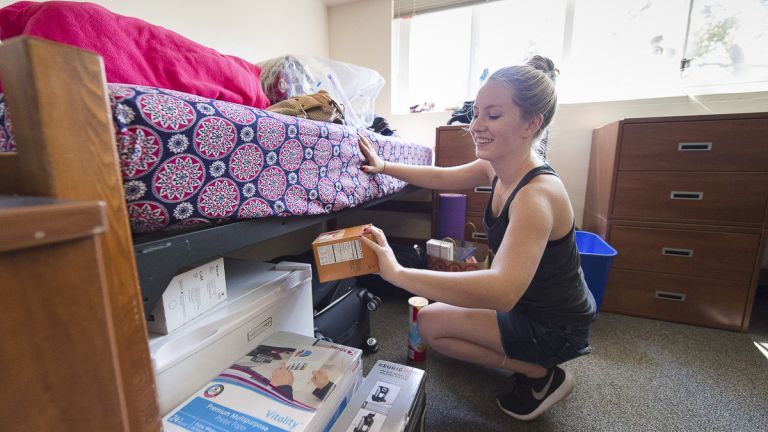First-year honors student moves into her room