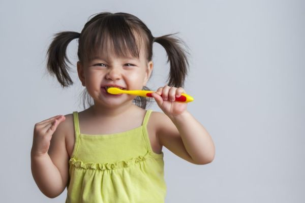 girl brushing teeth