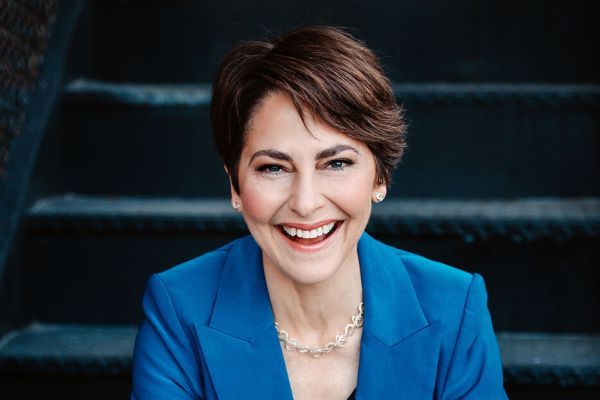 Laura Jackson, conductor