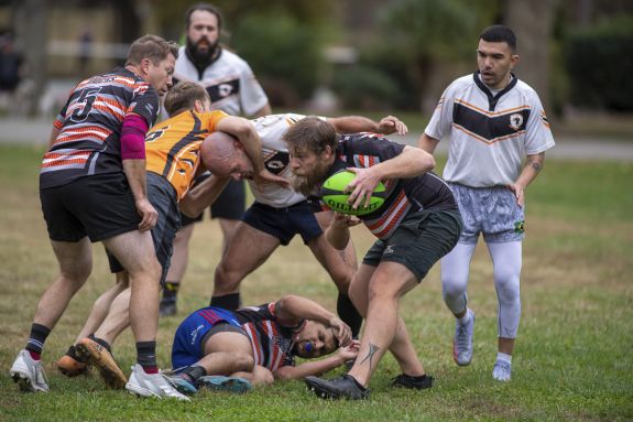 Players playing rugby 