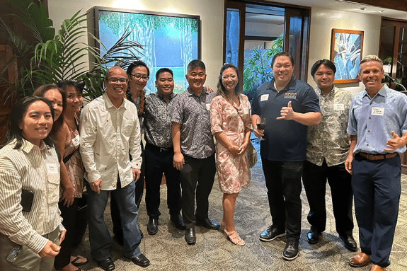 Alumni group shot in Hawaii