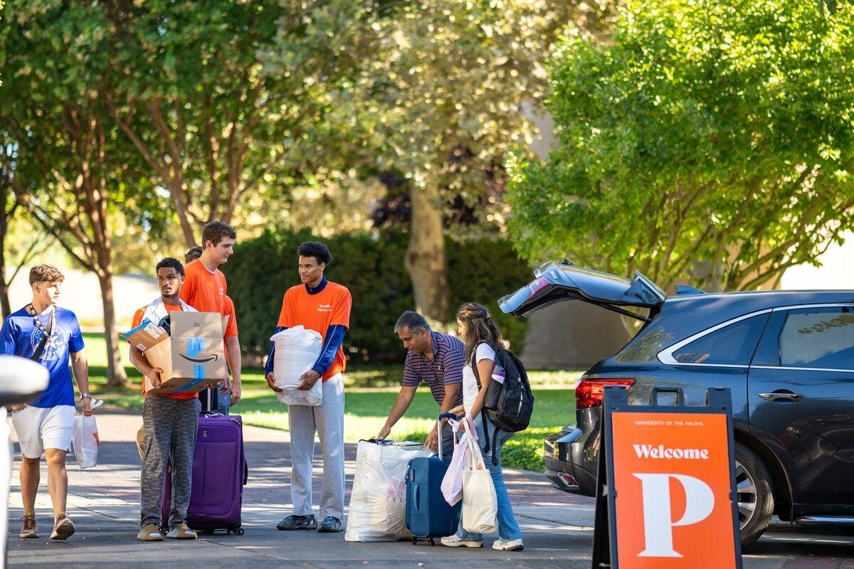 Pacific students helping new students move in