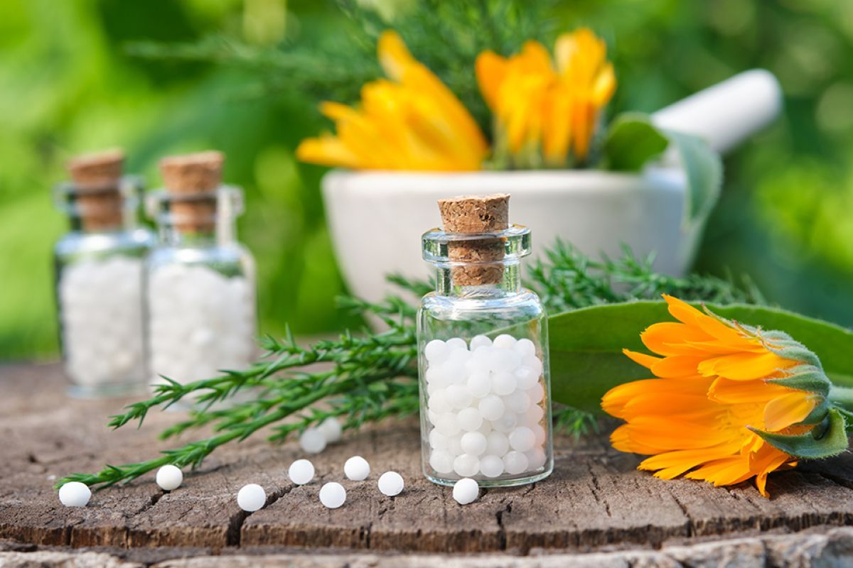Bottles of arnica montana and a mortar and pestle