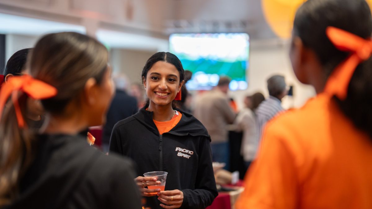 Students gather for a 49ers viewing party