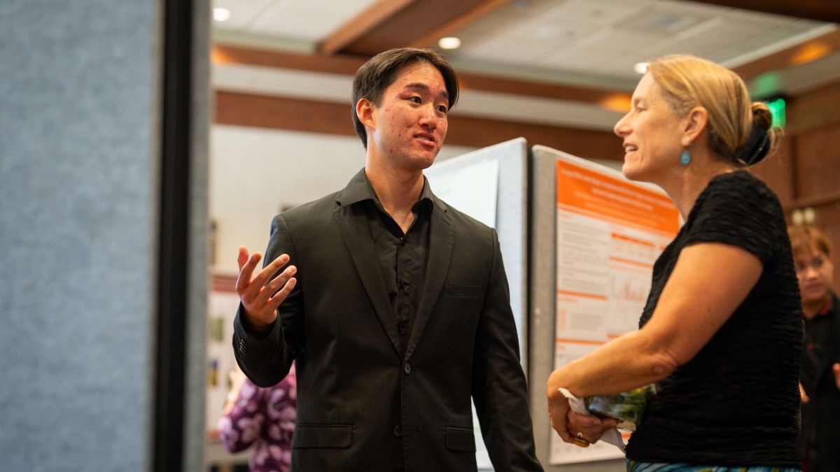 Student researcher talks to College of the Pacific dean Lee Skinner
