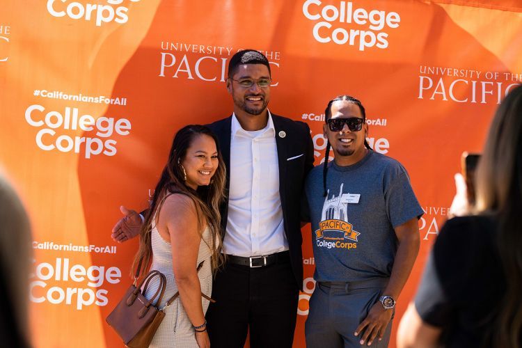 Stockton mayor Kevin Lincoln poses for a photo with two students.