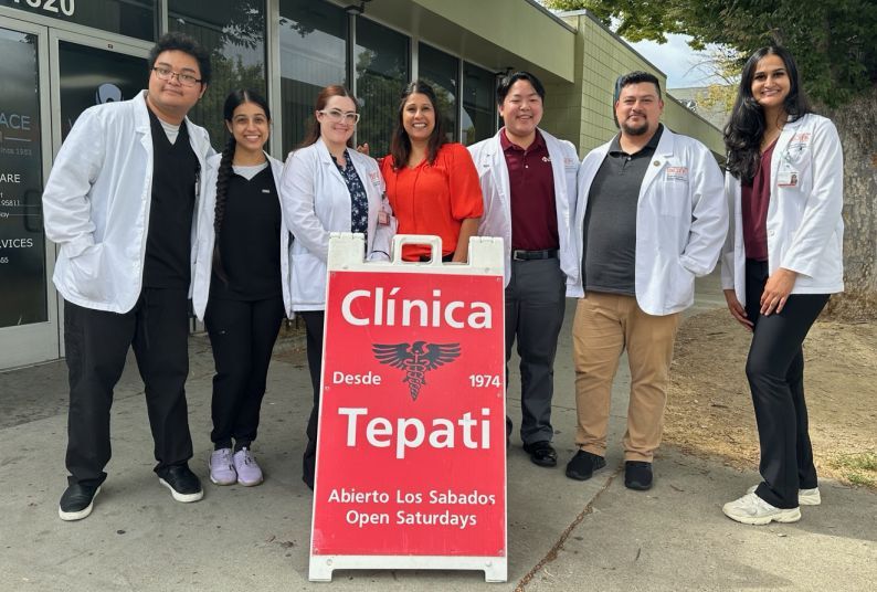 Students and faculty member outside the Clínica Tepati clinic in Sacramento