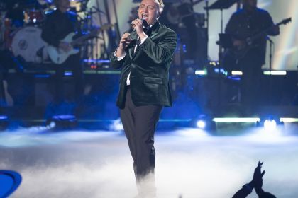 Filo Ebid performs on "American Idol" Monday, April 21. (Credit: "American Idol")