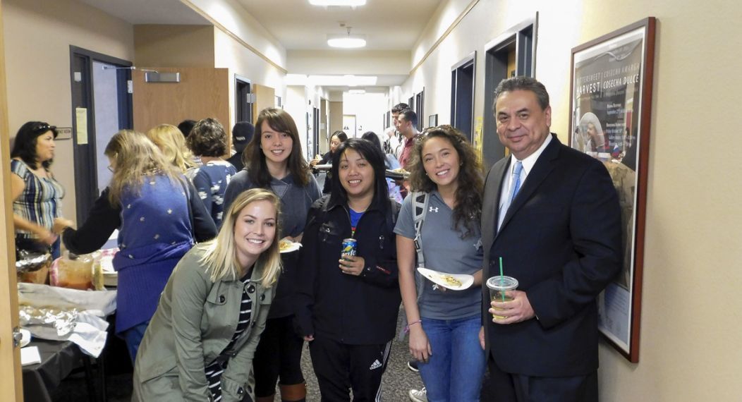 students with the district attorney of El Salvador