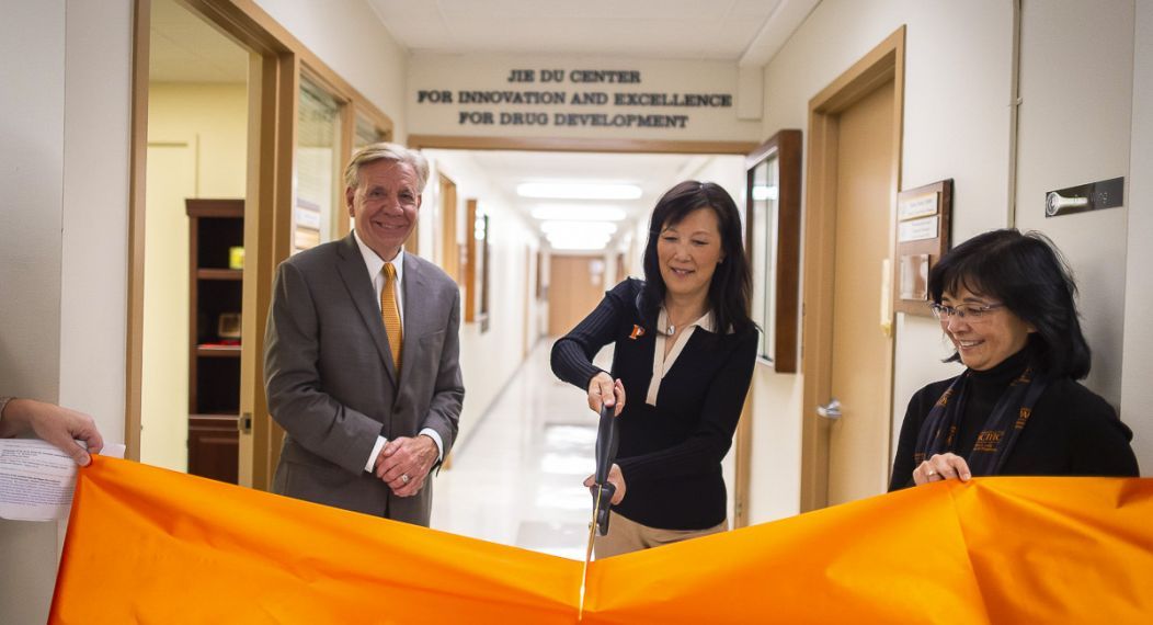 President Callahan, Dr. Jie Du and Dean Rae Matsumoto at ribbon cutting