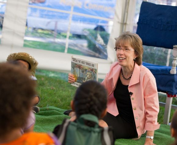 Pamela Eibeck reading to children