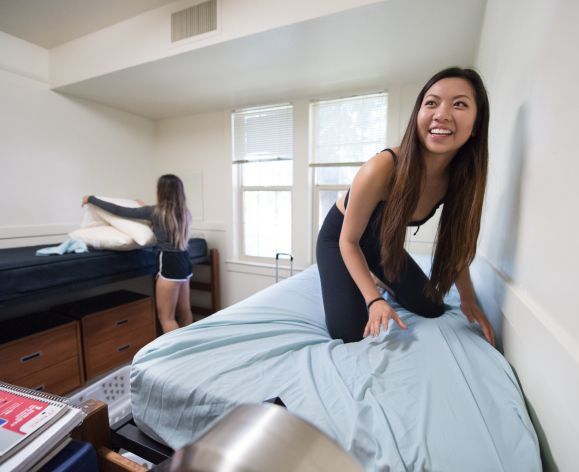 students moving into Grace Covell Hall
