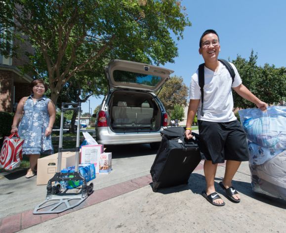 student moving in to dorm