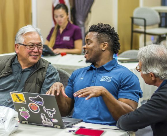 Pharmacy student assisting Medicare recipient in clinic