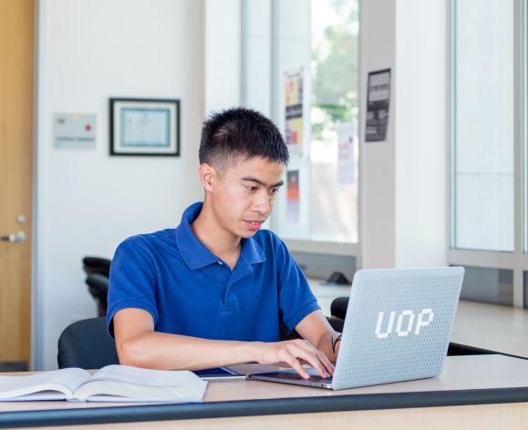 Student in online class