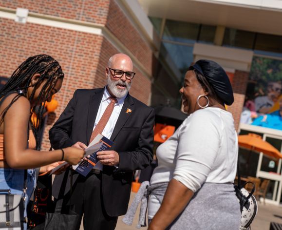 student and parent at University of the Pacific's orientation 