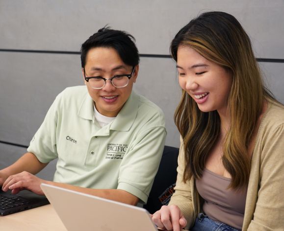 PharmD student with high school student at Summer Institute 