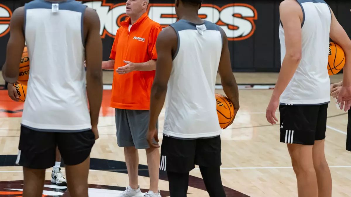 Dave Smart with Pacific basketball players