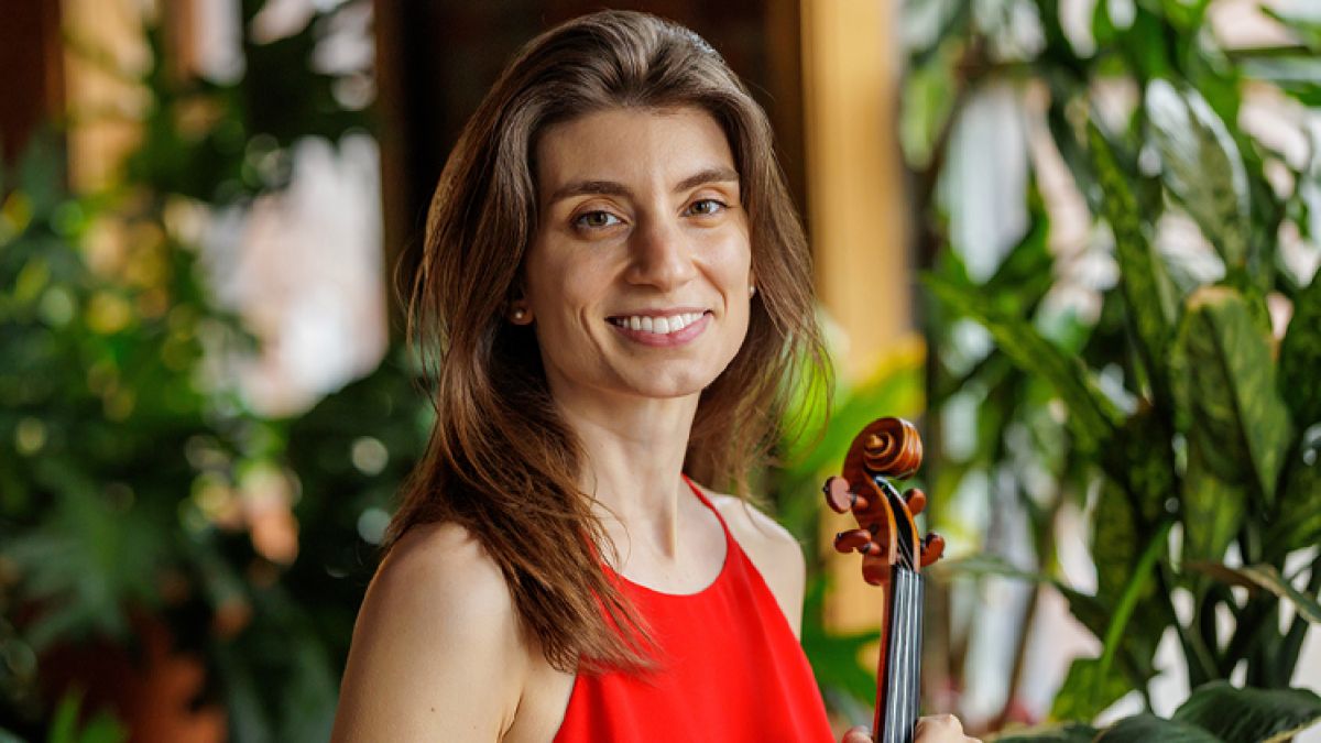 Violinist Aviva Hakanoglu